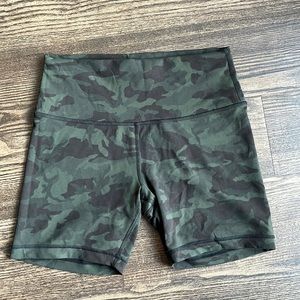 Lululemon Wunder Train green camo short 5”